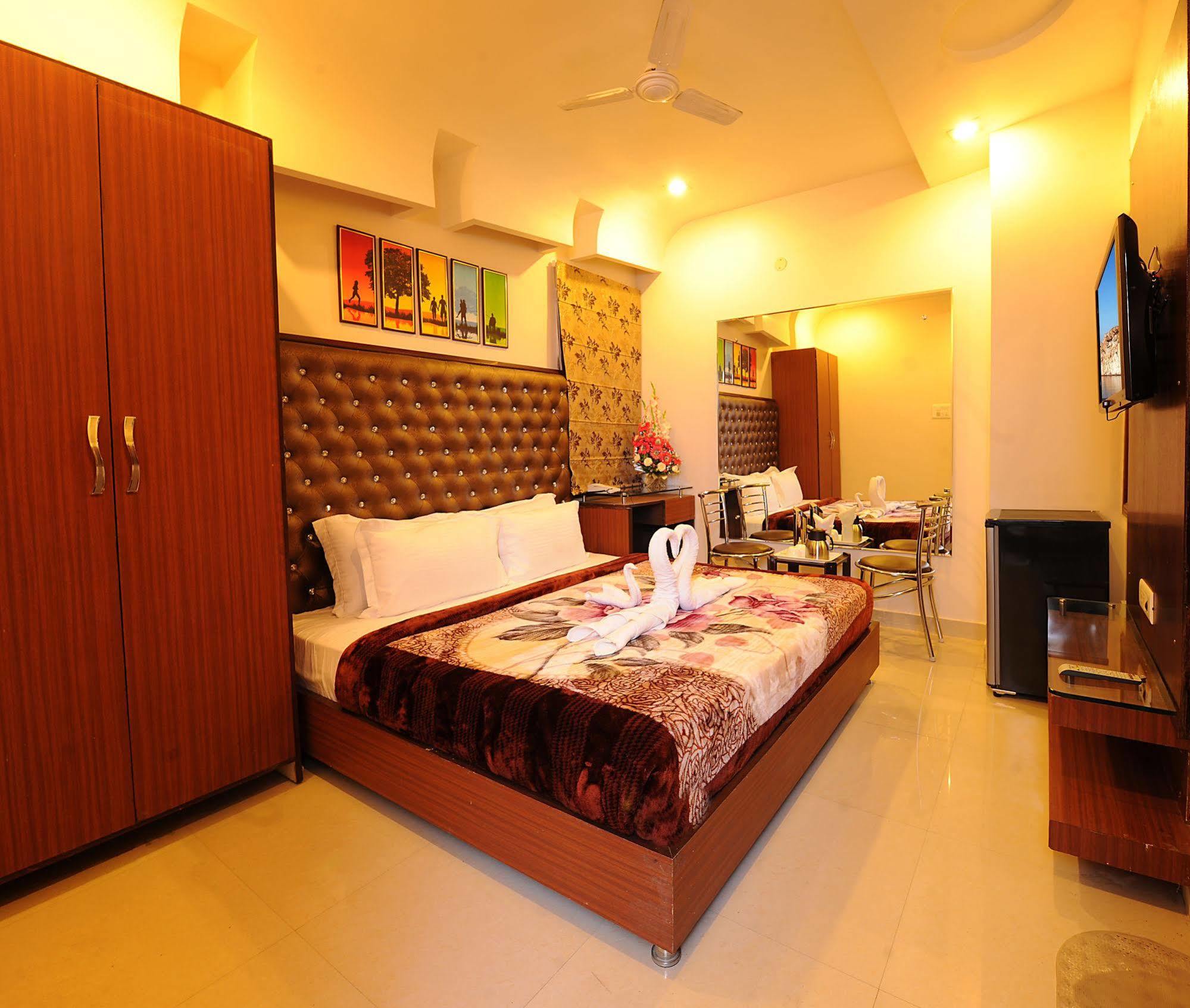 Hotel Pearl Inn & Suites Amritsar Bagian luar foto