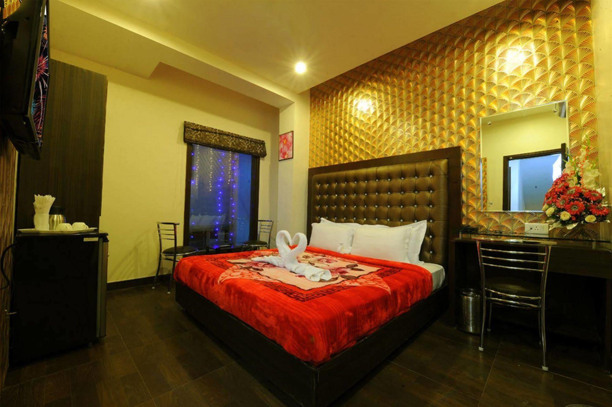 Hotel Pearl Inn & Suites Amritsar Bagian luar foto