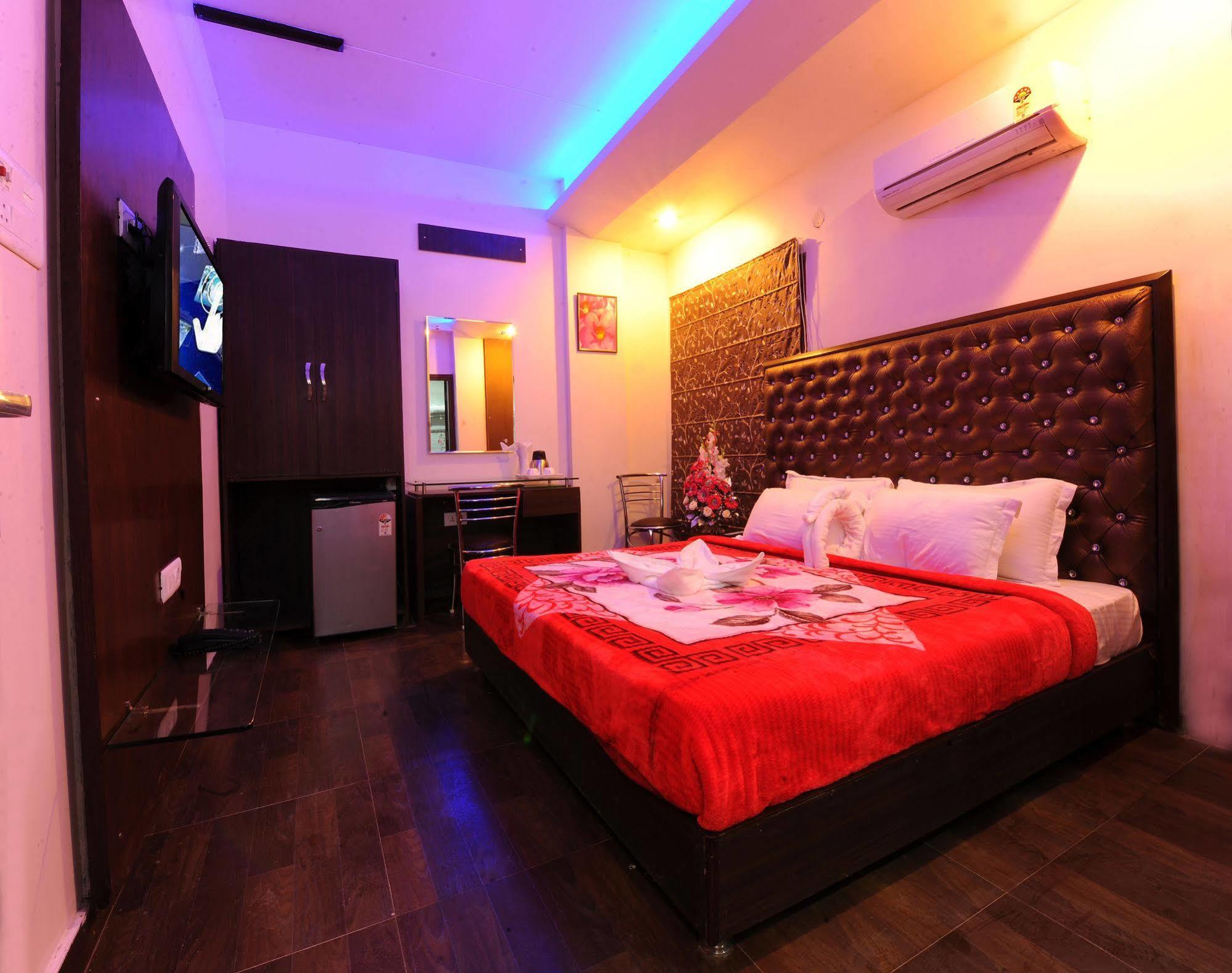 Hotel Pearl Inn & Suites Amritsar Bagian luar foto