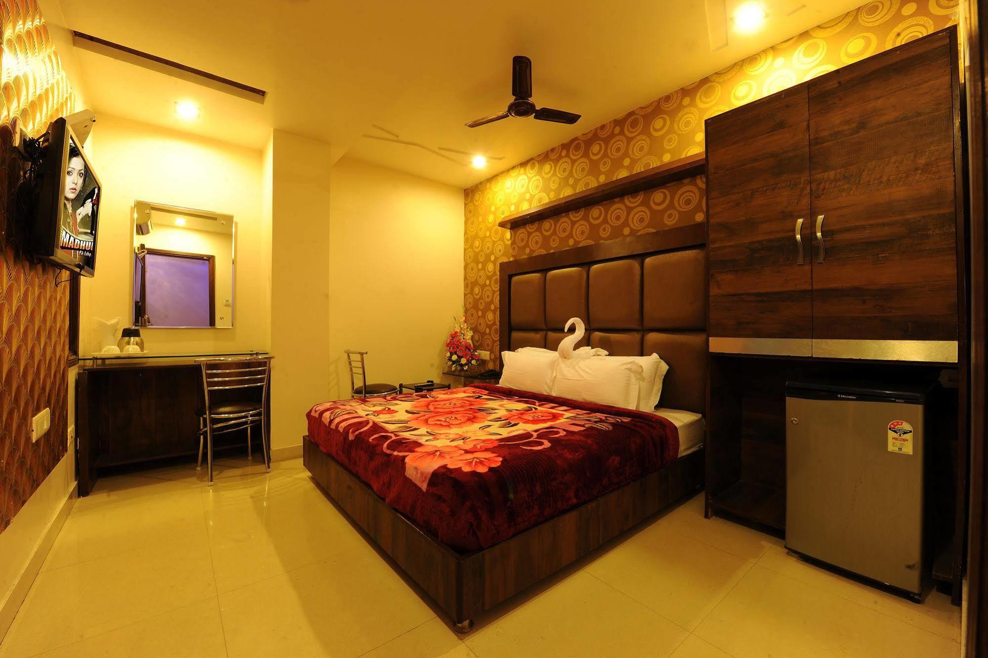 Hotel Pearl Inn & Suites Amritsar Bagian luar foto