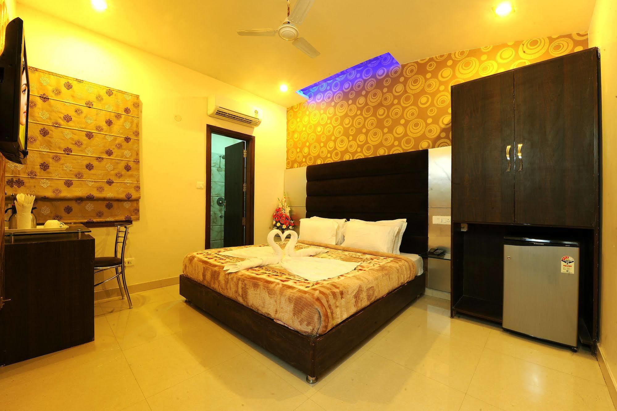 Hotel Pearl Inn & Suites Amritsar Bagian luar foto