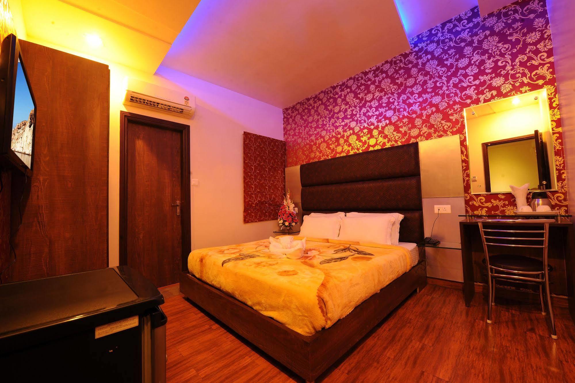Hotel Pearl Inn & Suites Amritsar Bagian luar foto