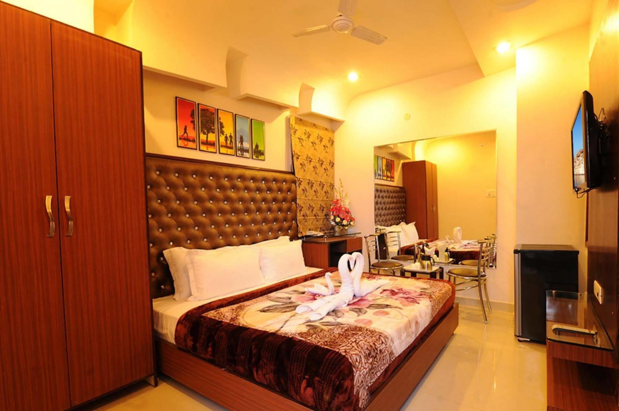 Hotel Pearl Inn & Suites Amritsar Bagian luar foto